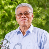 林顯光
工研院材化所 技術長
學歷：
國立清華大學化工系博士
國立成功大學化工所碩士及化工系學士
經歷：
工研院材化所
技術長、光電有機材料研究組組長、副組長、經理、正研究員、研究員、副研究員
研究領域：
PCB/IC carrier用光阻/防焊材料、Color resist for LCD、Alignment layer for LCD、生質熱熔膠、光學感壓膠（觸控面板OCA, 偏光膜PSA）、全水性感壓膠、面板用高及低折射率材料、奈米壓印材料、微米級PMMA球、超薄型偏光膜、UV硬化LED封裝材料、PEDOT透明導電高分子合成及塗料、AMOLED材料及元件結構設計、Dicing tape and Grinding tape for IC/ LED、車用材料:IR cutting film、Adhesives for window film、Paint protective film、3D printing材料、Non-added formaldehyde adhesives for plywood、Bio-mass materials for electronics、Micro LED巨量轉移材料、鋰電池電極材料、Materials for Airship、矽光子接著劑、PSPI